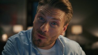 Evde yakından gülmeyi merak eden şaşırmış insan. Heyecanlı serbest çalışan, bilgisayar ekranını izlerken şaşırıyor. Çok mutlu bir adam başarıyı uzaktan kutluyor. Akşam komik bir mesaj alan adam.