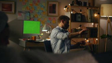 Heyecanlı adam evde dans ediyor. Neşeli adam Chromakey Bilgisayar Kumanda Merkezi 'nde eğleniyor. Yeşil ekran bilgisayarı hedeflerine ulaşan mutlu serbest çalışanlar. Odada başarıyı kutlayan neşeli kişi