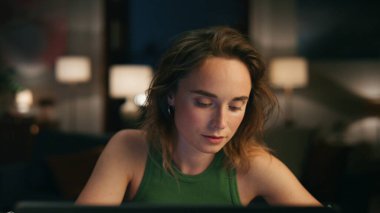 Sakin ol, serbest çalışan biri evde video çekiyor. Uzaktan tek başına çalışan ciddi kız notları yazıyor. Odaklanmış kadın sohbeti. Gece görüntülü konuşma. Meslektaşım akşam evlerinde oturuyor.