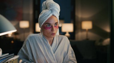 Yaratıcı metin yazarı evde çalışan bilgisayarı yakınlaştır. Haftalık rapor hazırlayan ciddi bir kadın e-postalara uzaktan cevap veriyor. Akşamları klavyeyi tek başına yazacak fikirler arayan serbest bir kız.