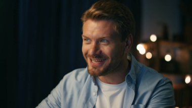 Evde müzik dinleyen sakallı adam. Koltukta tek başına ritmik bir şekilde dans eden genç adam. Akşam apartmanında sevilen şarkıların tadını çıkaran pozitif serbest yazar. Halk yaşam tarzı konsepti