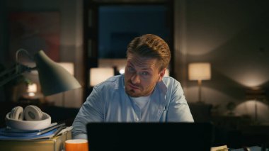 Uzaktan kumandalı iş yerindeki bilgisayardan konuşan zeki bir adam. Sakallı adam yalnız başına web kamerasına el sallıyor. Yabancı bir müşteriyle projeyi tartışan yetenekli bir serbest yazar.