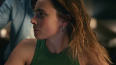 Kızgın eş, eşini akşam apartmanında yakına getiriyor. Sinir bozucu koca saç kurutma makinesiyle üfleme rahatsız edici kadın. Şeytani serbest çalışan uzaktan çalışmada gergin hissediyor. Komik adam evde aylaklık ediyor.