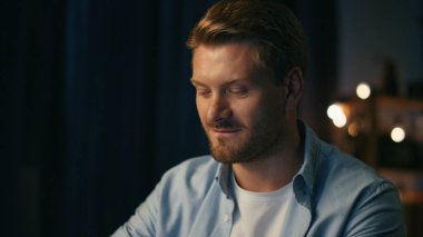 Evde yakın planda dans eden pozitifler. Uzak bir iş yerinde tek başına ritmik müzik dinleyen genç adam. Sakallı, serbest çalışan, akşam apartmanında eğlenen. Halk yaşam tarzı konsepti