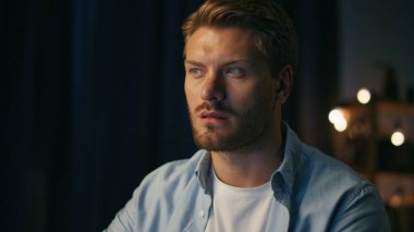 Ciddi bir adam evdeki bilgisayarı yakından izliyor. Akşamları masaüstü bilgisayarı okumaya odaklanmış bir serbest yazar. Uzaktan kumandalı adam ortaktan gelen önemli mesajları kontrol ediyor. Düz ofis kavramı 