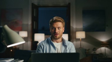 Kafası karışmış adam daireleri kamerayla arıyor. İşyerindeki müşteriyle bilgisayar görüntülü sohbet yoluyla konuşan serbest çalışan biri. Ciddi bir adam uzaktan kumandalı iş yerinde sanal konferans yapıyor.