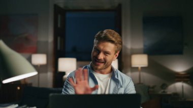 Bilgisayarı evde yakından karşılayan olumlu adam. Kafası karışmış bir adam arka planda koşan komik kadından rahatsız olur. Gülümseyen serbest çalışan, akşamları video sohbeti yapan. Uzak çalışma konsepti 