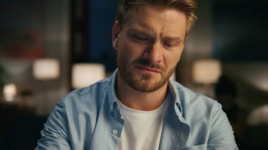 Yakın çekimde ciddi bir adam akşam üzeri kapanış konuşmasını bitiriyor. Zeki adam karısını evde neşe içinde seyrediyor. Leydi Siluet, karanlık iç kısımda kanepede oturup abur cubur yiyor. İşkolik kişi kazanma projesi