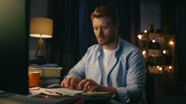 Evde klavyeyi daktilo eden serbest çalışan biri. Akşamları masaüstü bilgisayarı okuyan ciddi bir adam. PC monitörünün ortağından belge aldığını gören uzak mesafelere. Uzak ofis kavramı 