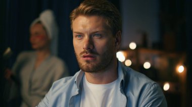 Karanlık dairede uzaktan çalışan meşgul bir adam. Çevrimiçi mesajlaşan serbest çalışan, arka planda dans eden kadını görmezden gelen. Hoşnut olmayan koca, eşinin uzaktan çalışmasını engelliyor. 