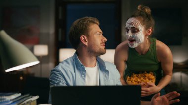 Sıkıcı kadın karanlık iç mekanda adamı rahatsız ediyor. Kızgın adam maskeli karısını kaçırıyor. Uzak bir iş yerinde kendini gergin hisseden serbest çalışan biri. Abur cubur yiyen sinir bozucu kız dizüstü bilgisayar izliyor.