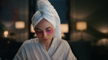 Evdeki bilgisayardan mesaj atan yaratıcı kız uzaklaşmış. Klavye yazan ciddi bir iş kadını akşamları tek başına uzaktan kumandayla çalışıyor. Serbest çalışan kadın e-postaları cevaplıyor. Gece apartmanında fikirler arıyor.