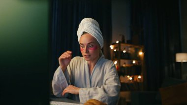 Akıllı bir kadın gece evde bilgisayardan konuşuyor. Akşamları bilgisayar izleme cihazını açıklayan yetenekli bir serbest çalışan. Karanlık odada ev kadınlarının sanal konuşmaları. Uzak çalışma konsepti