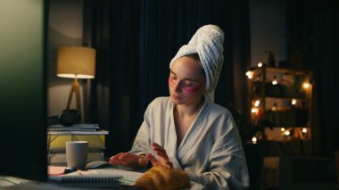 Yakın planda bilgisayardan mesaj atan odaklı bir kadın. Akşamları internette müzik dinleyen bornozcu kadın. Kafasında havluyla iş kadını ve gece odasında emniyet kemerini gevşetiyor.