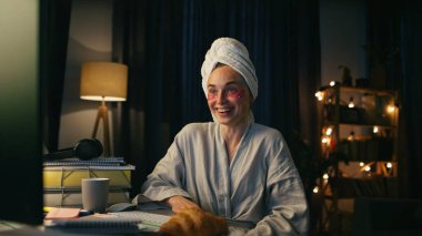 Samimi dairelerde bilgisayarla sohbet eden gülen bir kız. Ev telefonunda görüntülü konuşma yapan mutlu bir kadın. Neşeli bayanın güzel bir sorusu var. Olumlu bir insan komik bir şaka duyunca tepki verir.