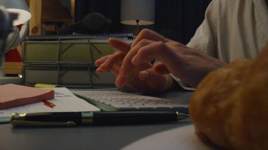 Geceleri kadın kolları düğmelere basıyor. Akşamları bilgisayarın klavyesini yazan kimliği belirsiz bir kız. Yalnız iş yerinde modern dijital cihaz kullanan tanınmayan bir kadın. Serbest konsept 