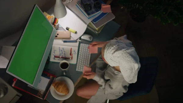 忙碌的女士在家里的特写镜头下掉了眼泪贴纸 让妇女在模拟计算机桌面视图时准备通知 自由撰稿人在铬关键Pc工作场所写笔记 严重的女孩固定纸片 — 图库照片