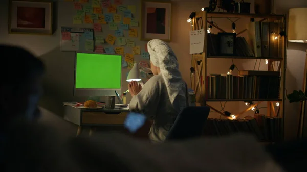匿名妇女在夜间特写时输入铬色计算机 成功的浴衣女士晚上在家里完成任务 商界家庭主妇们坐在模拟的Pc扶手椅上浏览互联网 远程工作 — 图库照片