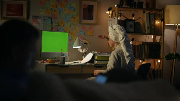 活跃的女性讨论绿色荧幕设备特写 浴衣家庭主妇在晚上回家时虚拟的电脑对话 自由女伴解释伙伴在晚上嘲笑Pc 远程工作概念 — 图库照片