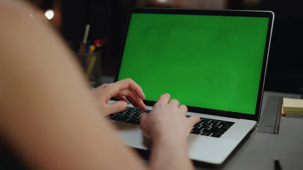 Kadın Kolları Kromakey Bilgisayara Mesaj Atıyor Yeşil Ekran Klavyesindeki Tuşlara — Stok fotoğraf