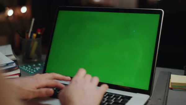 Uczniowie Wpisują Chromakey Laptop Ciemnym Pokoju Zajęta Kobieta Ramiona Naciśnięcie — Zdjęcie stockowe