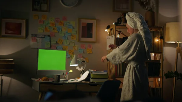 活跃的自由职业者在模仿Pc特写 穿着浴衣的女人晚上在家做绿色荧幕设备视频通话 感情用事的女孩在铬钥匙计算机虚拟聊天室解释手势 — 图库照片