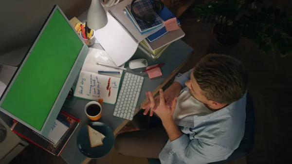 工作狂式的人按下计算机模拟按钮特写 顶级视图未知的自由职业者发短信在家里远程工作 在绿色屏幕设备上浏览互联网的家伙 精明的男人在准备讲稿 — 图库照片