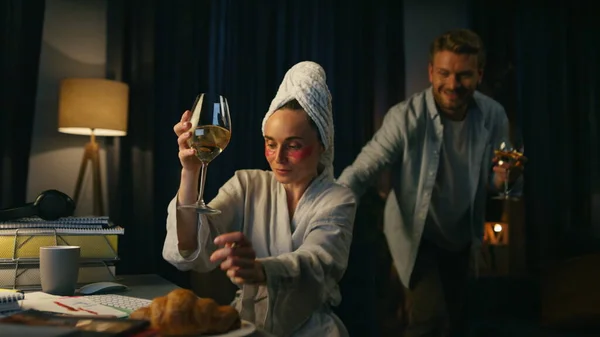 Lustiges Paar Das Nach Hause Lacht Fröhlicher Mann Mit Weingläsern — Stockfoto