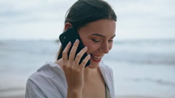 Улыбающаяся Веселая Девушка Звонит Телефону Мрачном Пляже Крупным Планом Портрет — стоковое видео