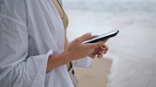 Giovane Ragazza Attraente Risponde Telefono Piedi Sulla Spiaggia Nuvolosa Solo — Video Stock
