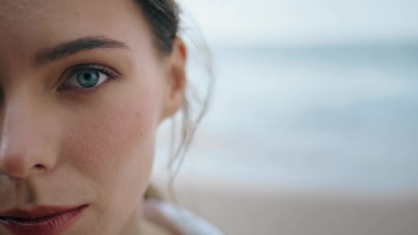 Primer Plano Sensual Cara Chica Tranquila Con Hermosos Ojos Verdes — Vídeos de Stock
