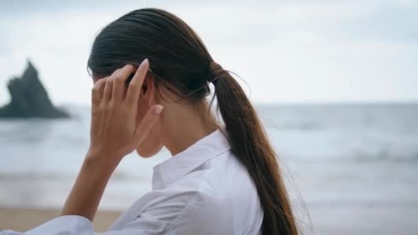 Rustige Ontspannen Vrouw Staande Zeekust Voorkant Oceaan Golven Close Aantrekkelijk — Stockvideo