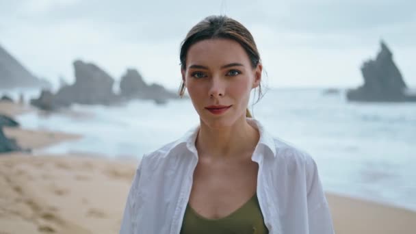 Pensive Jonge Vrouw Die Bewolkt Strand Staat Een Wit Shirt — Stockvideo