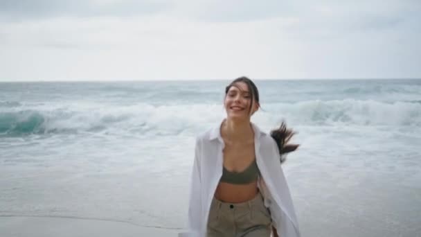 Feliz Chica Despreocupada Regocijando Las Olas Del Mar Verano Día — Vídeos de Stock