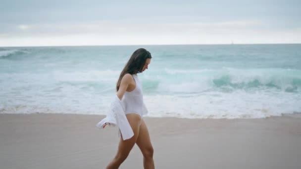 Сексуальная Стройная Девушка Идущая Сером Вечернем Берегу Моря Перед Бурными — стоковое видео