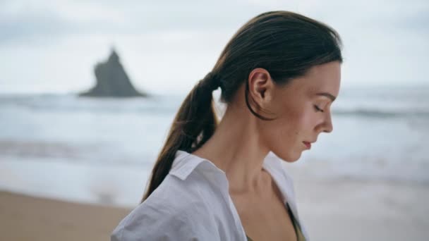 Deniz Kenarındaki Bulutlu Havanın Üzerinde Duran Düşünceli Sakin Bayan Yaz — Stok video