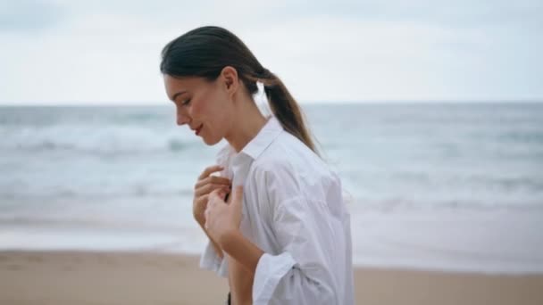 Счастливая Нежная Женщина Гуляет Облачному Пляжу Одна Белой Рубашке Привлекательная — стоковое видео