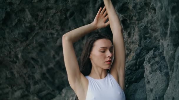 Портрет Сексуальной Красивой Модели Мокрыми Волосами Поднимающими Руки Каменной Скале — стоковое видео
