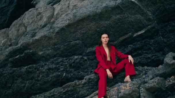 Mujer Hermosa Segura Sentada Cornisa Montaña Vistiendo Traje Provocativo Rojo — Vídeo de stock
