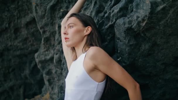 Porträtt Vacker Ung Kvinna Vid Rocky Seacoast Sexig Sensuell Tjej — Stockvideo