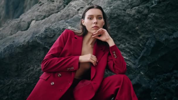 Elegancka Dziewczyna Pozująca Skałach Seksownym Czerwonym Garniturze Bliska Pewna Siebie — Wideo stockowe