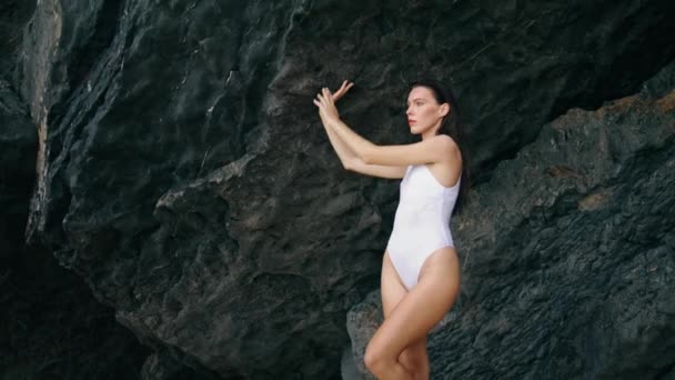Wspaniała Szczupła Kobieta Pozująca Kamienny Brzeg Seksownych Białych Strojach Kąpielowych — Wideo stockowe