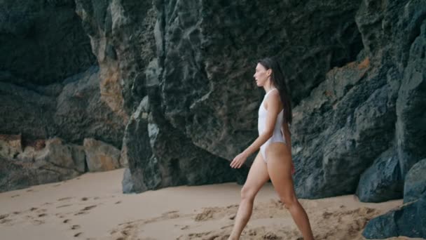 Вид Сбоку Расслабленной Женщины Идущей Пляжный Песок Красивым Океанским Волнам — стоковое видео