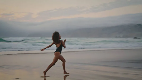 Mulher Ativa Feliz Performer Dançando Praia Molhada Crepúsculo Verão Atraente — Fotografia de Stock