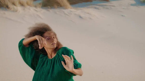 Curly Artista Mulher Expressiva Realizando Dança Moderna Deserto Areia Perto — Fotografia de Stock