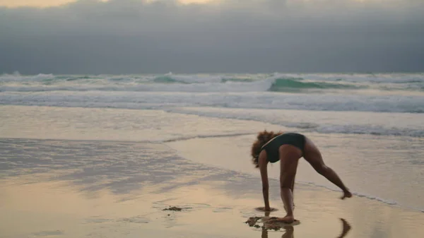 Energiczna Tancerka Porusza Elastyczne Ciało Mokrej Piaskowej Plaży Czarnym Stroju — Zdjęcie stockowe