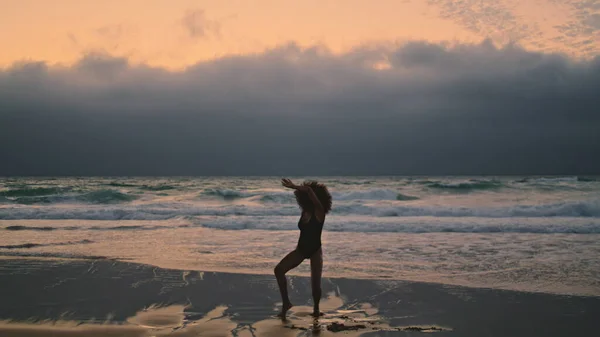 Silhouette Κορίτσι Χορεύτρια Εκτελεί Σύγχρονο Στυλ Μπροστά Δραματική Συννεφιασμένο Ουρανό — Φωτογραφία Αρχείου