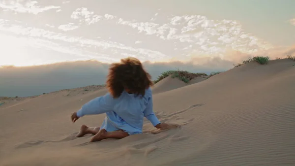 在沙漠的夏夜 情绪激动的女舞蹈演员穿着白色的衣服 卷曲热情的非洲裔美国女孩在沙丘上跳舞 布鲁内特艺术家在当代舞蹈中表达的感受 — 图库照片