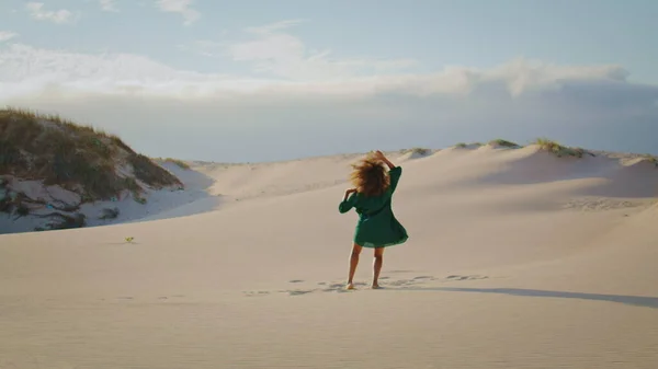 Silhouette Fille Passionnée Effectuant Freestyle Dans Les Dunes Désert Dans — Photo
