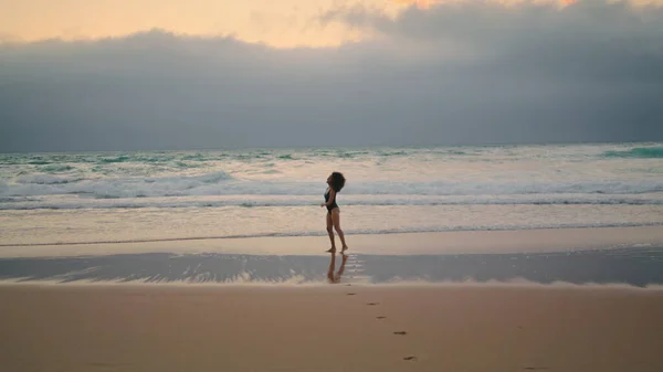 Exotic Young Model Posing Sea Waves Cloudy Summer Evening Wearing —  Fotos de Stock